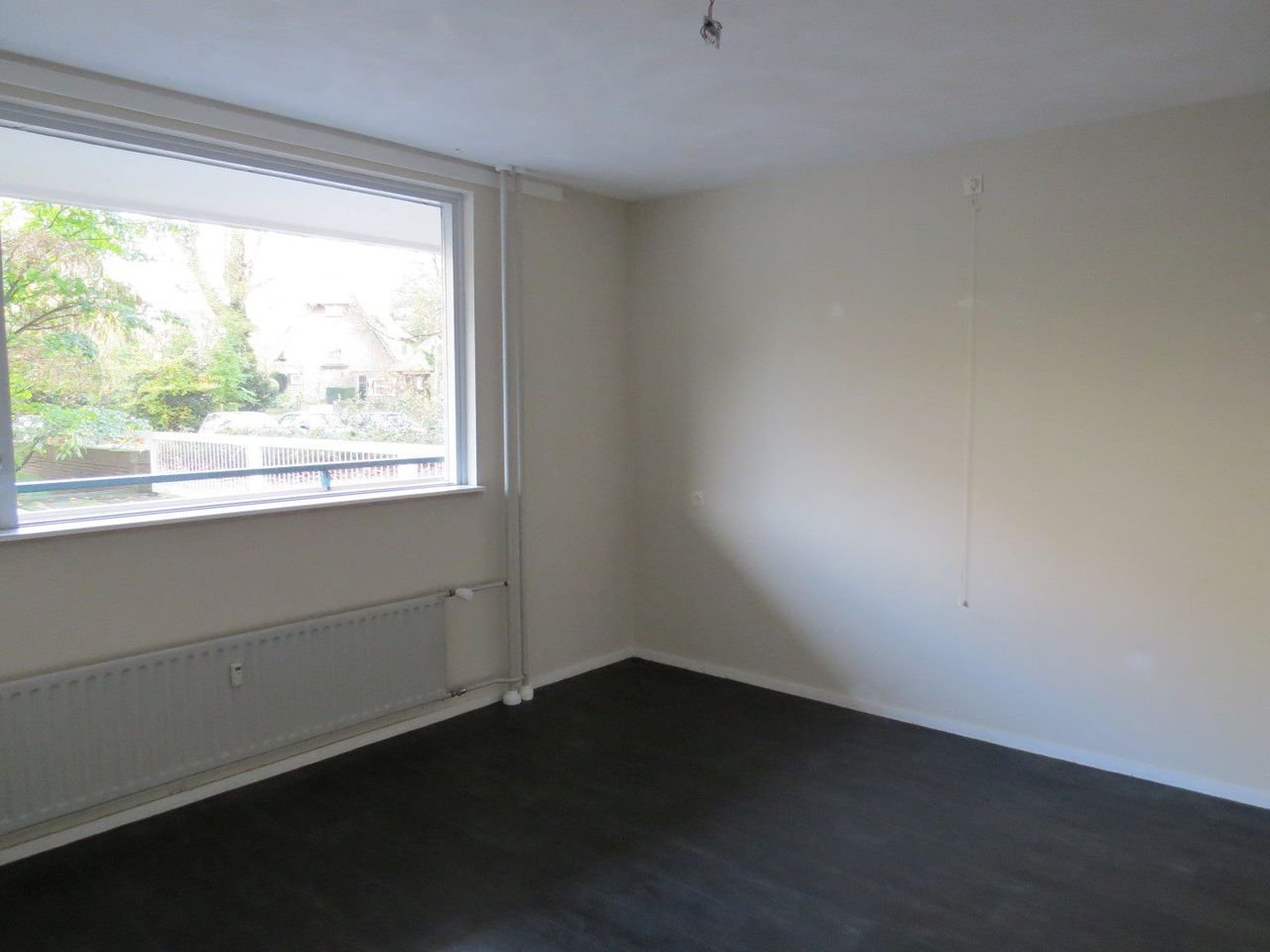 2-bedroom apartment surrounded by greenery - Image 9