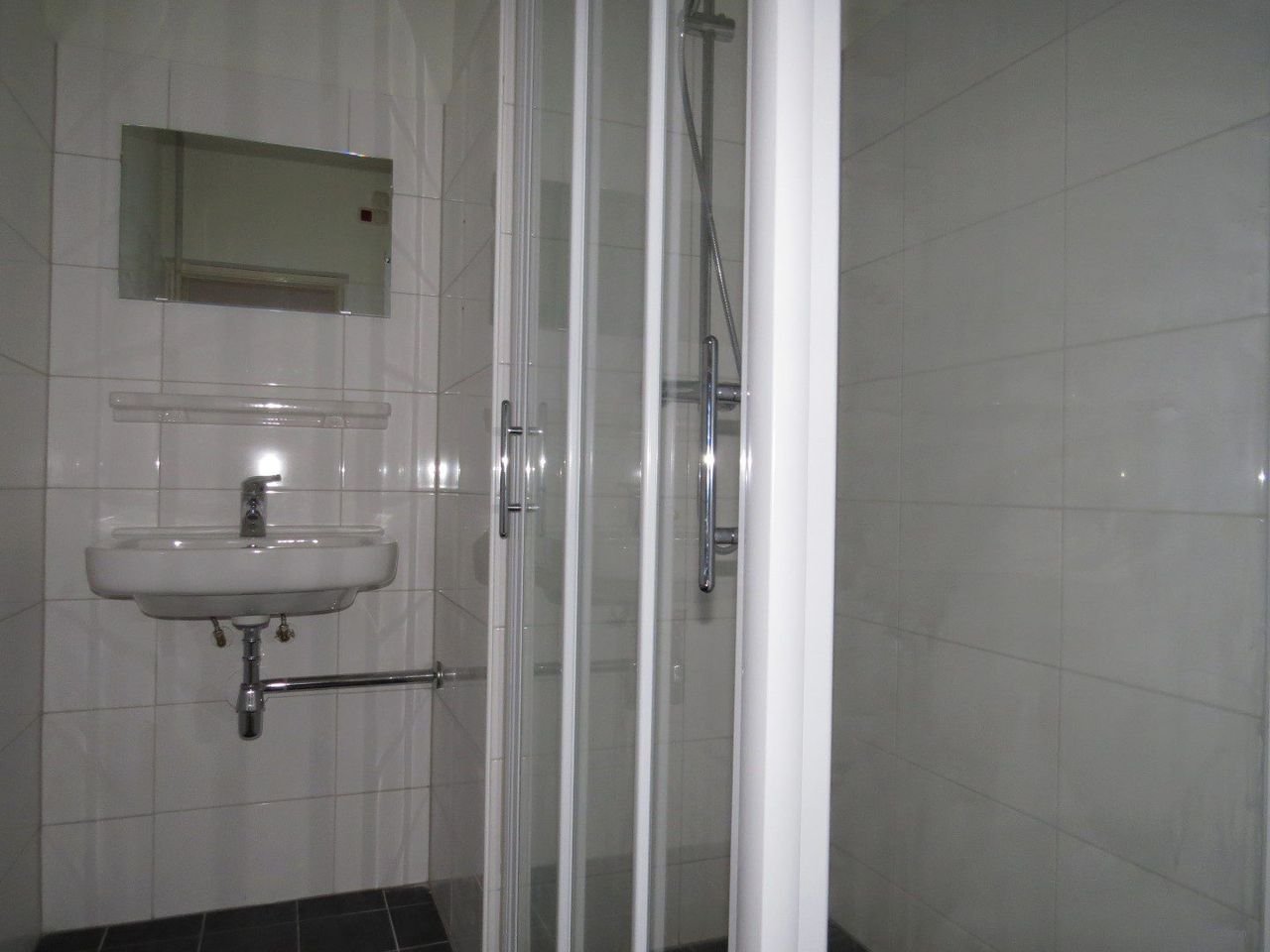 2-bedroom apartment surrounded by greenery - Image 7