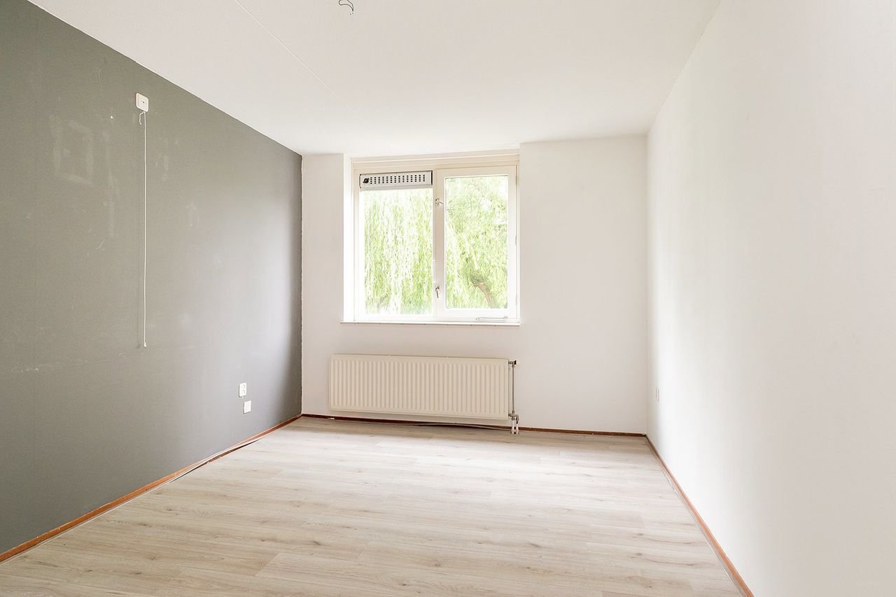 Bright 2-bedroom apartment with balcony - Image 11