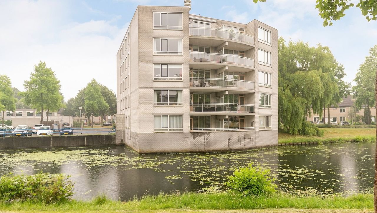 Bright 2-bedroom apartment with balcony - Image 1