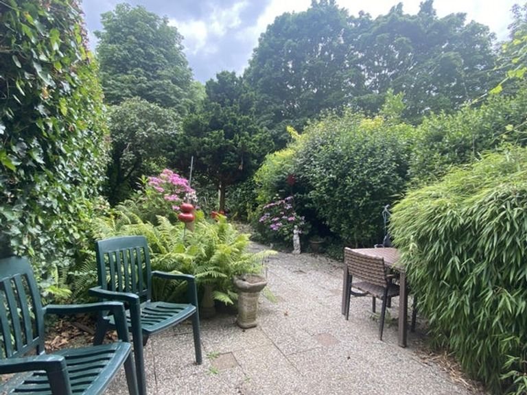 Furnished studio with terrace - Image 6