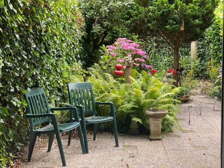 Furnished studio with terrace - Image 3