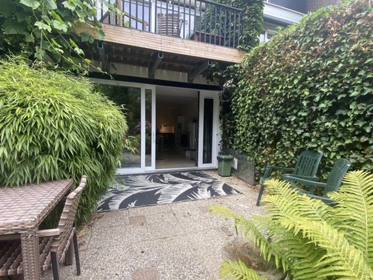 Furnished studio with terrace - Image 2