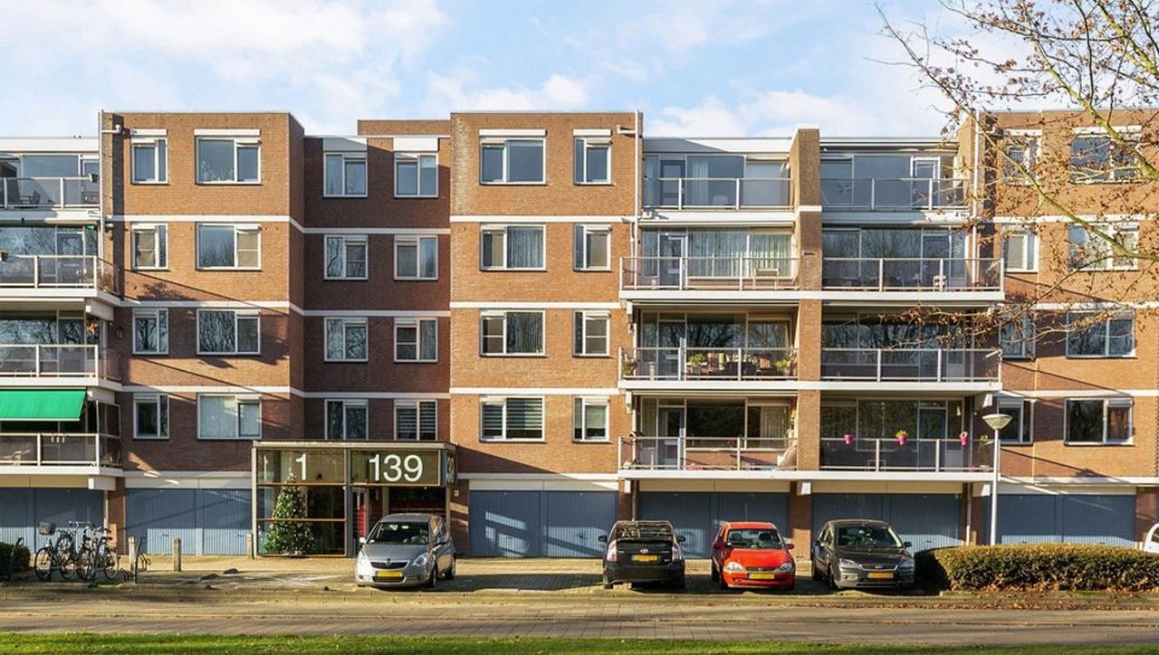 Lovely 3-room apartment with wide balcony - Image 1