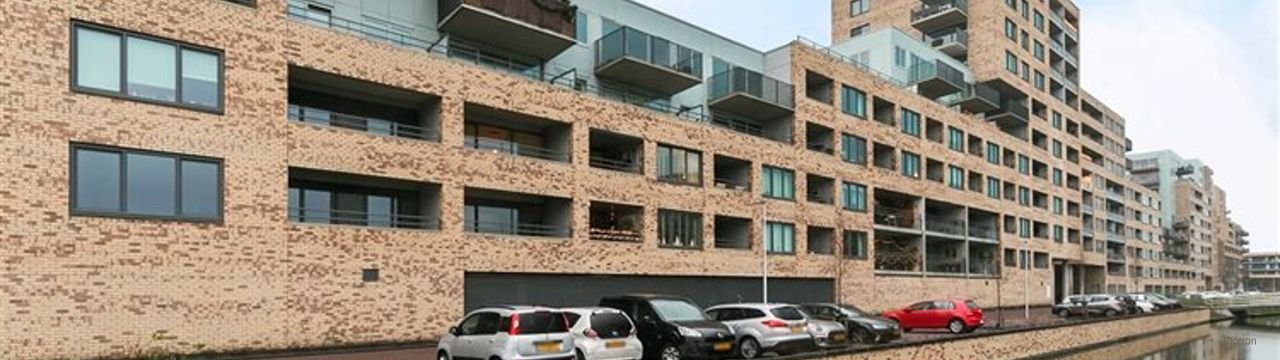 Modern apartment with spacious balcony - Image 1