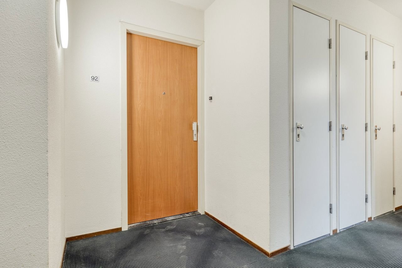 Bright apartment on the Amstel - Image 13