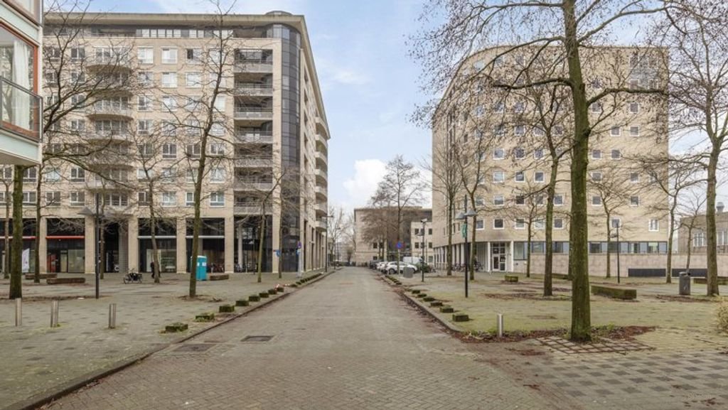 Bright apartment on the Amstel - Image 2