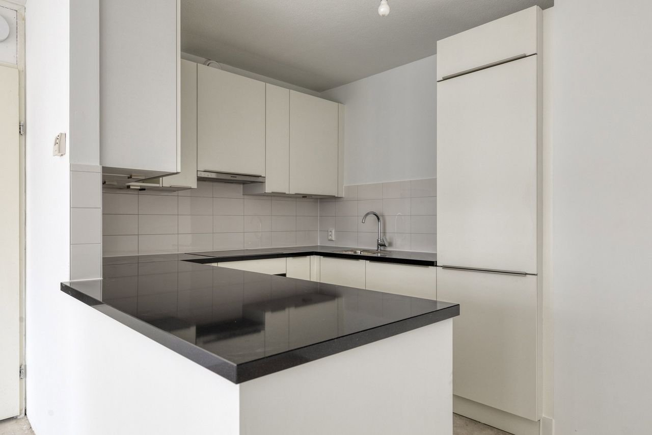 Bright apartment on the Amstel - Image 18