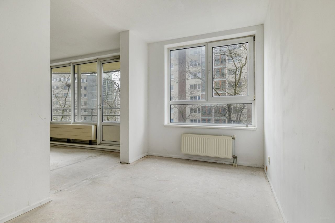 Bright apartment on the Amstel - Image 19