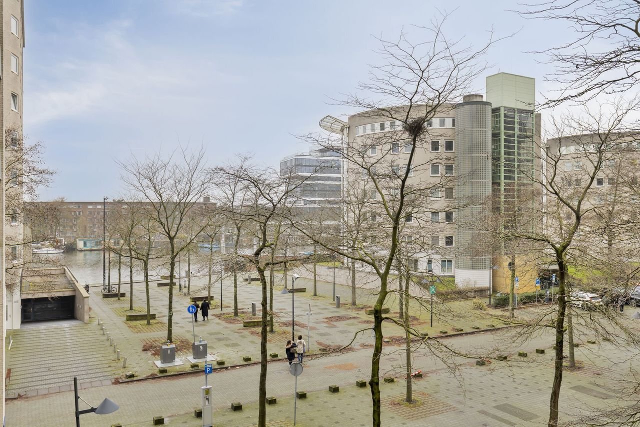 Bright apartment on the Amstel - Image 30