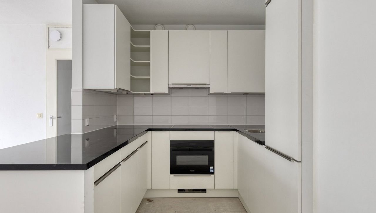 Bright apartment on the Amstel - Image 1