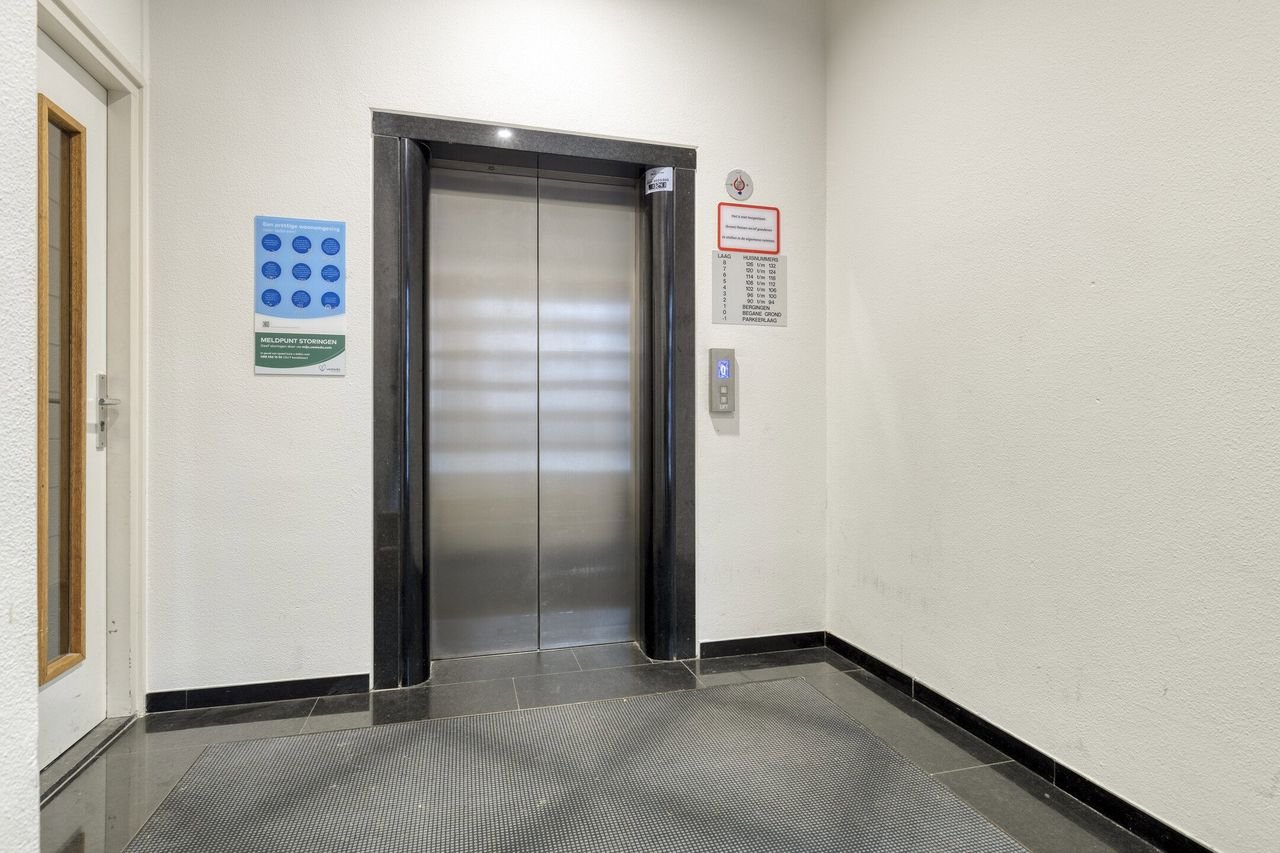 Bright apartment on the Amstel - Image 12