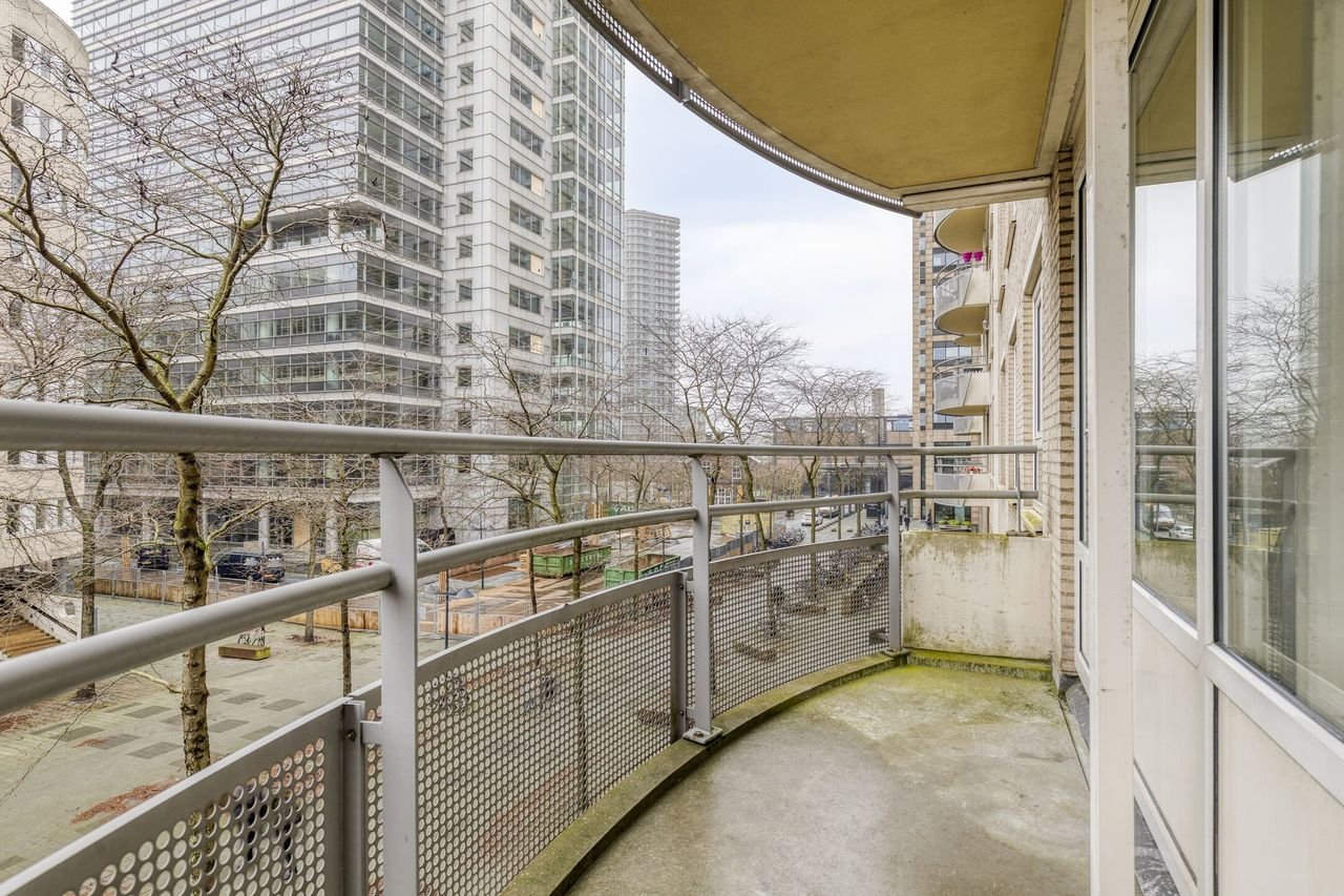 Bright apartment on the Amstel - Image 29