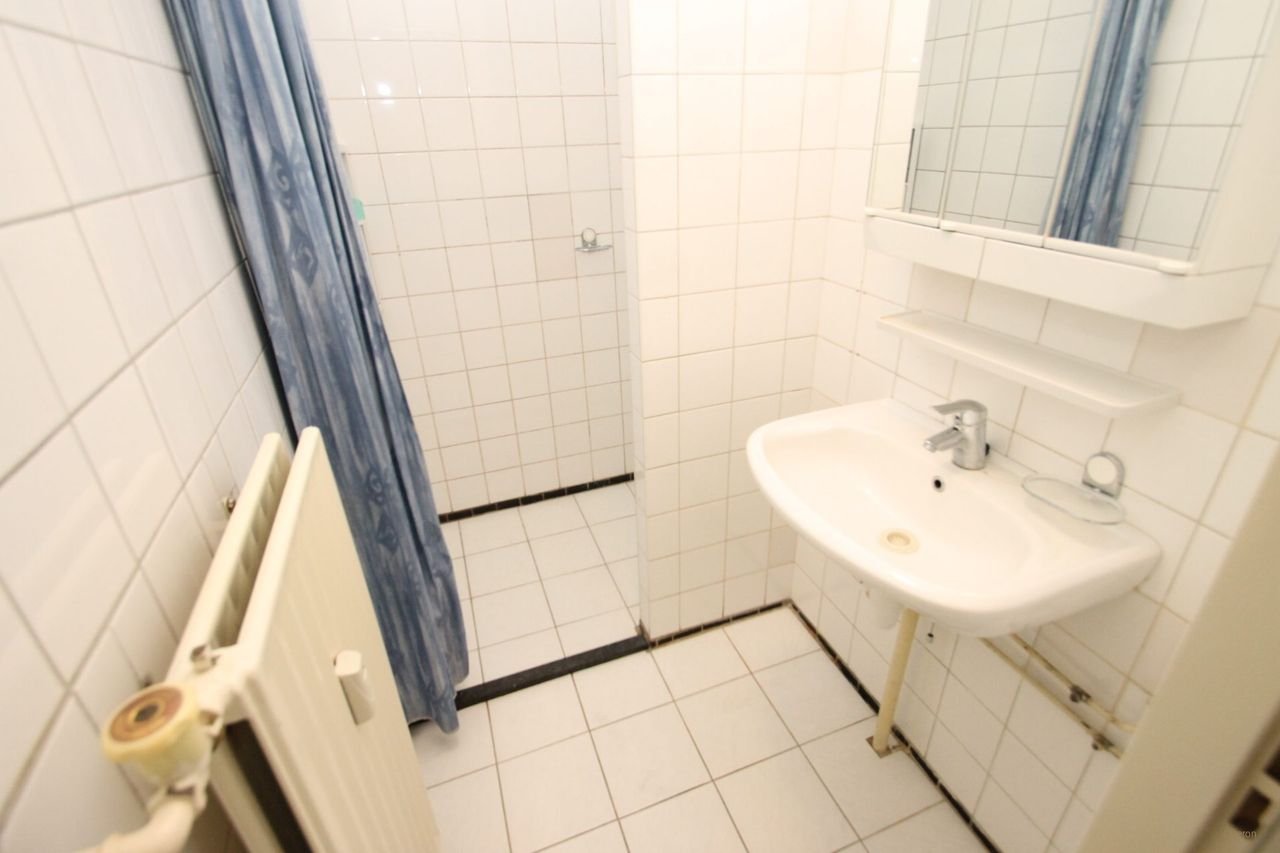 Ruim appartement boven winkelplein Selwerd - Afbeelding 5