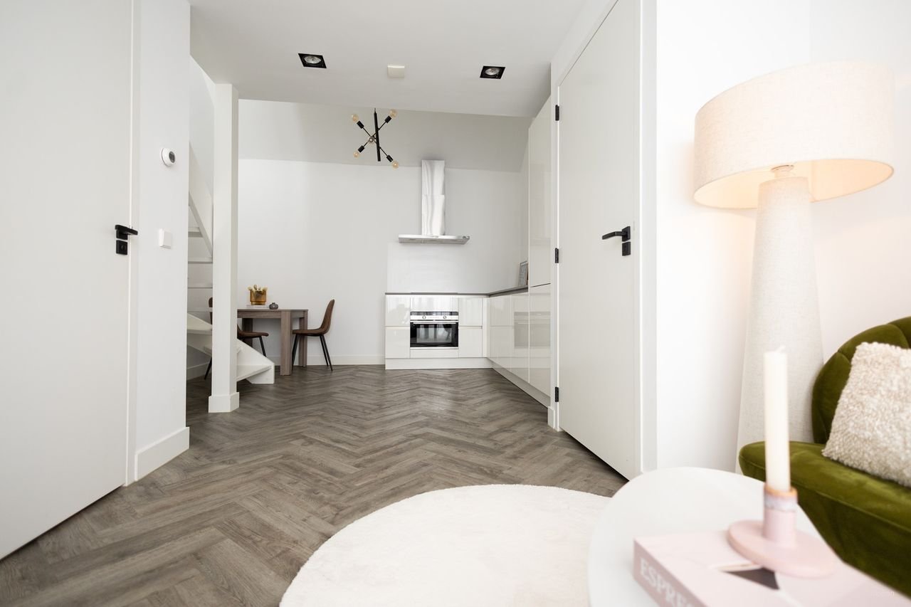 Modern split-level in a quiet courtyard - Image 1