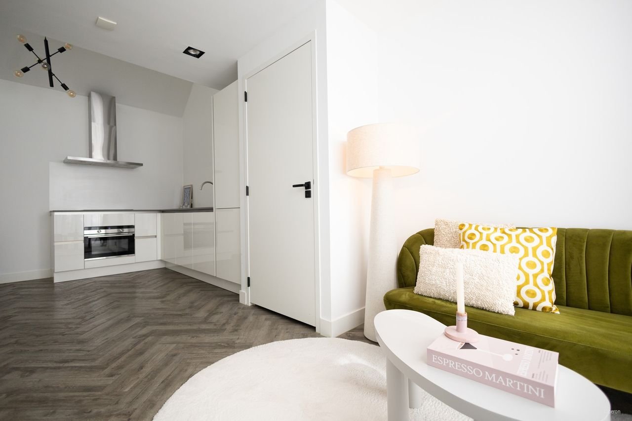 Modern split-level in a quiet courtyard - Image 2