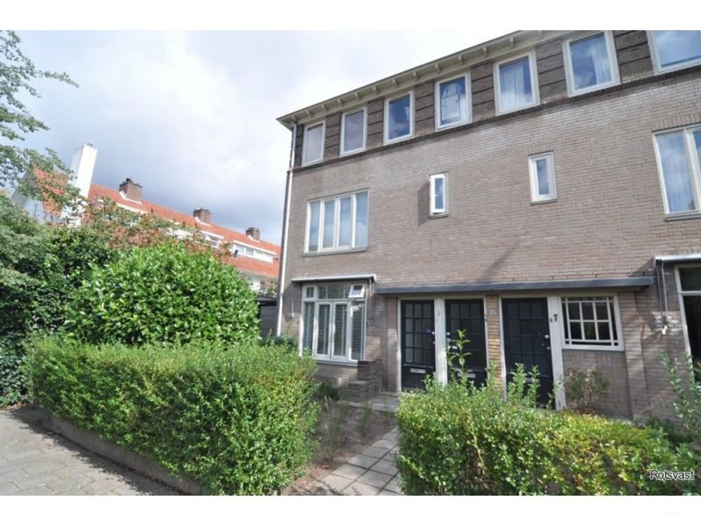 Renovated ground-floor apartment with deep garden - Image 1