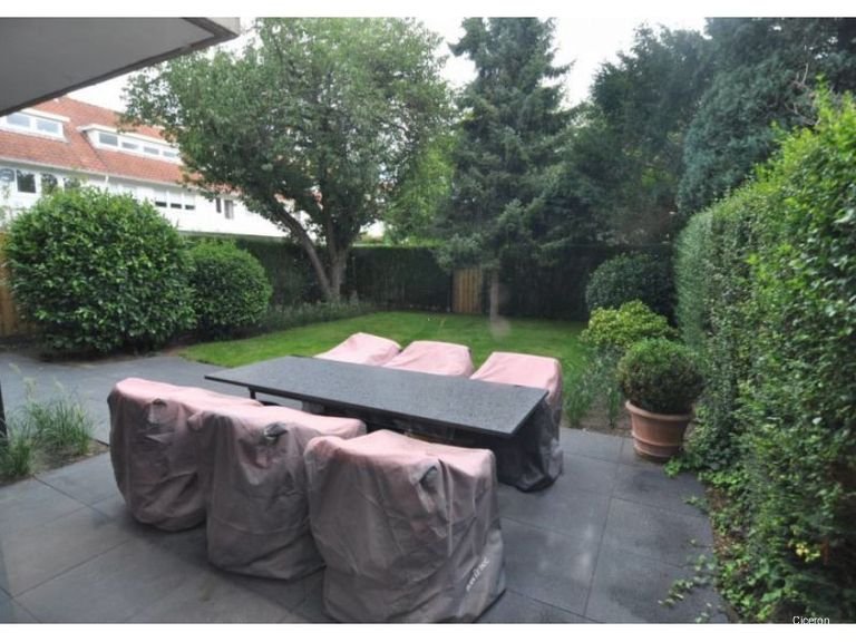 Renovated ground-floor apartment with deep garden - Image 25