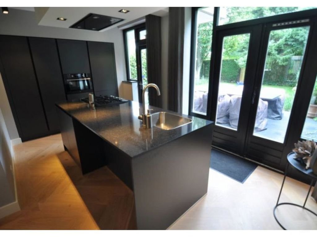 Renovated ground-floor apartment with deep garden - Image 2