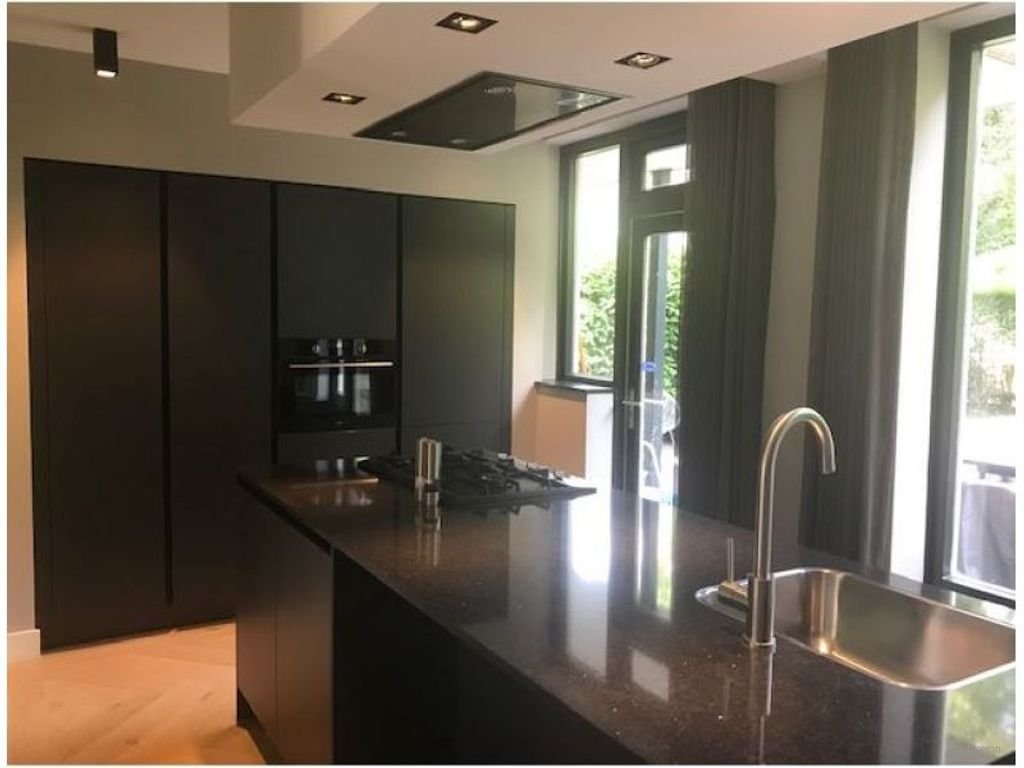 Renovated ground-floor apartment with deep garden - Image 3