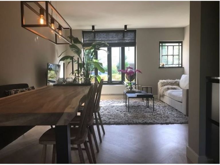 Renovated ground-floor apartment with deep garden - Image 6