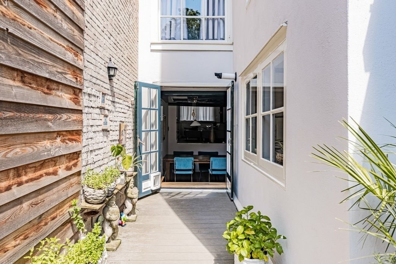 Historic living with garden in the Canal District - Image 12