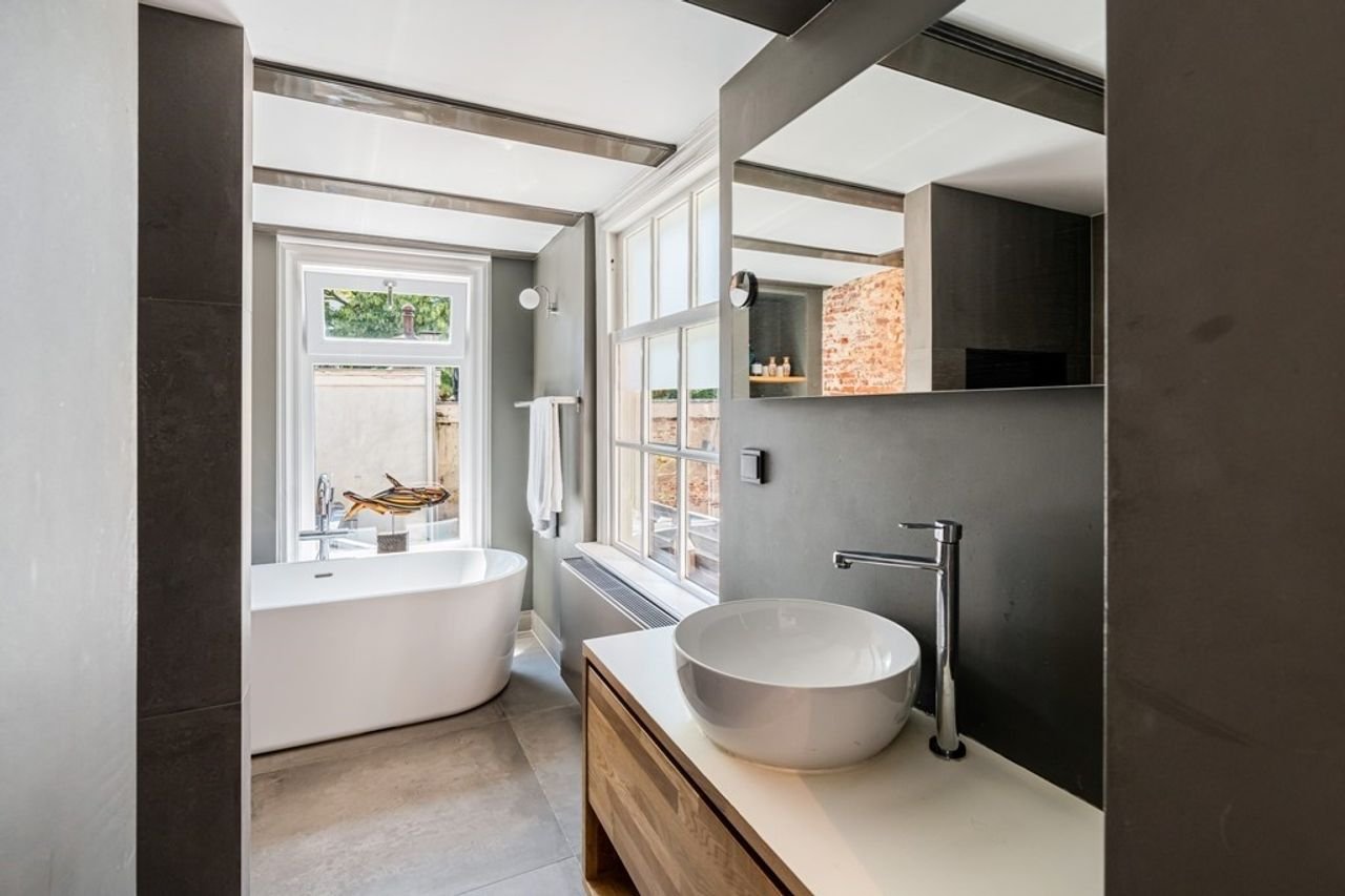 Historic living with garden in the Canal District - Image 22