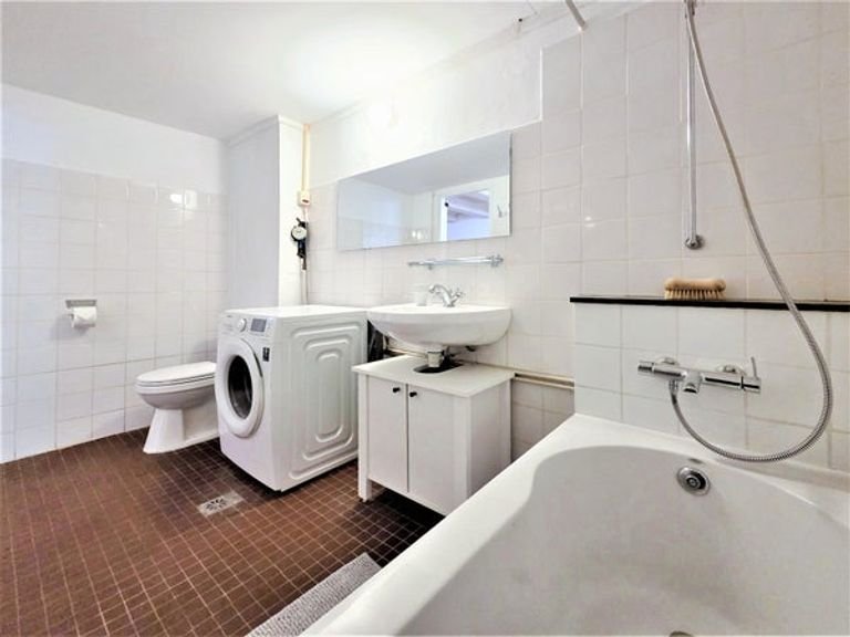 Spacious 120 m² loft with canal view - Image 19