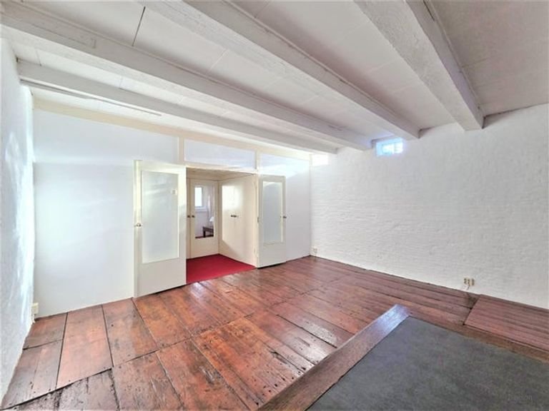 Spacious 120 m² loft with canal view - Image 24