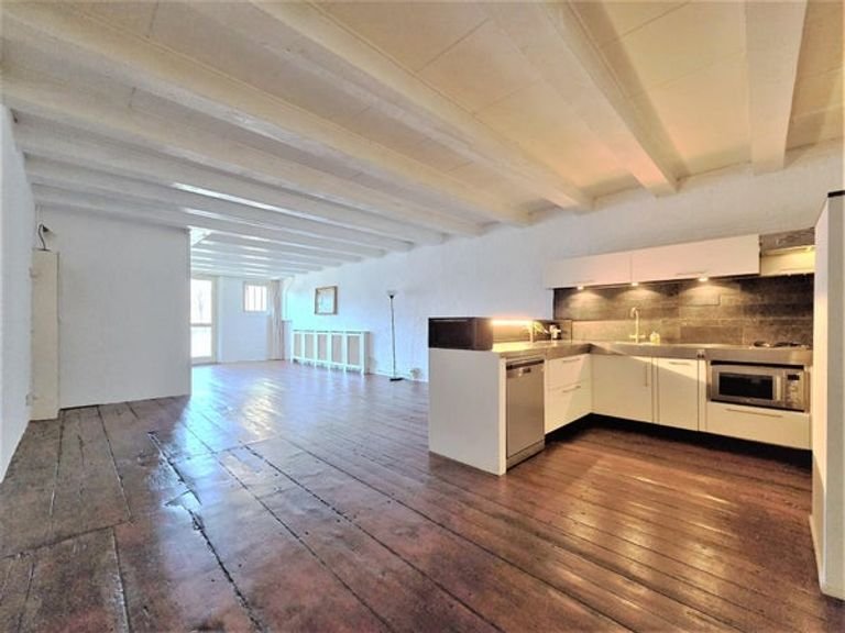 Spacious 120 m² loft with canal view - Image 1