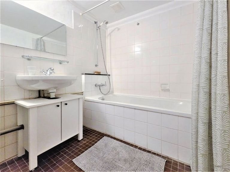 Spacious 120 m² loft with canal view - Image 18