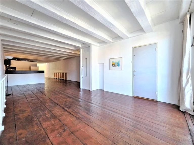 Spacious 120 m² loft with canal view - Image 10