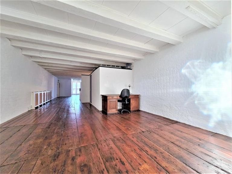Spacious 120 m² loft with canal view - Image 34