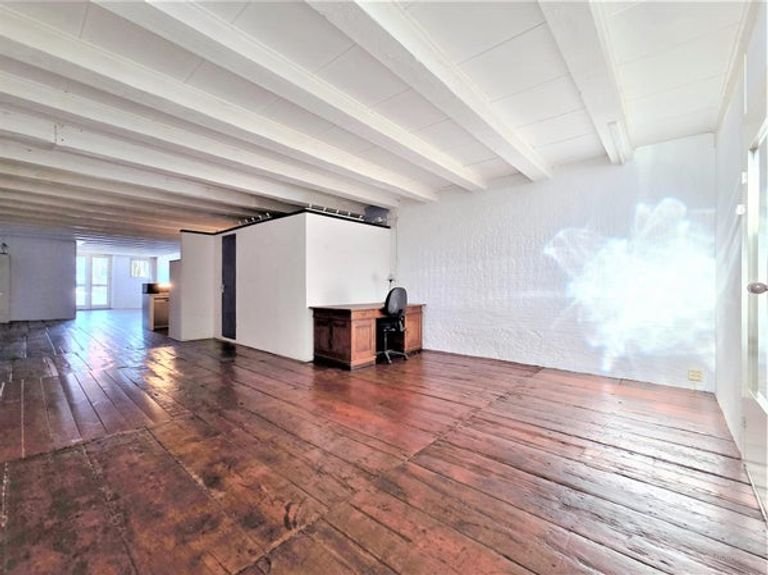 Spacious 120 m² loft with canal view - Image 23