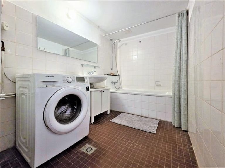 Spacious 120 m² loft with canal view - Image 17