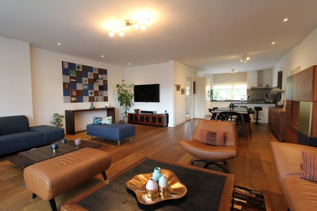 Royaal hoekhuis met zonnige tuin - Afbeelding 1