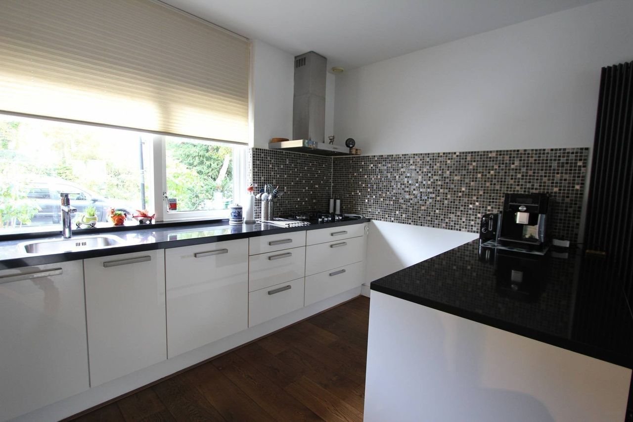 Royaal hoekhuis met zonnige tuin - Afbeelding 9