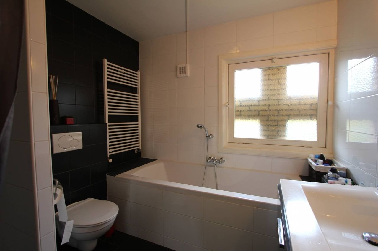 Royaal hoekhuis met zonnige tuin - Afbeelding 17