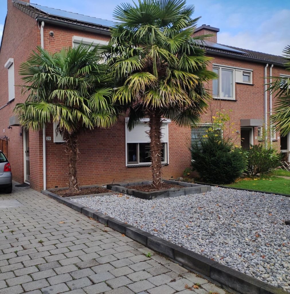 Single-family home with garden and solar panels - Image 1