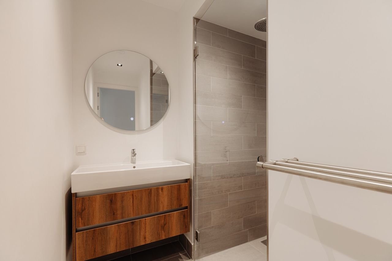 Modern apartment in De Pijp with elevator - Image 17