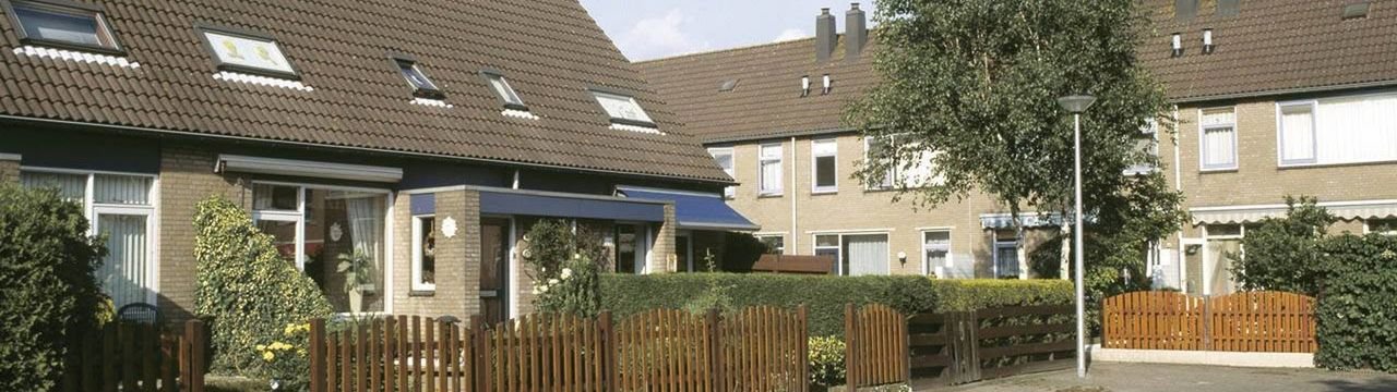 Spacious family home with garden in Hoogvliet - Image 1