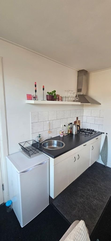 Studentenkamer met aparte slaapkamer in de Oranjebuurt - Afbeelding 2