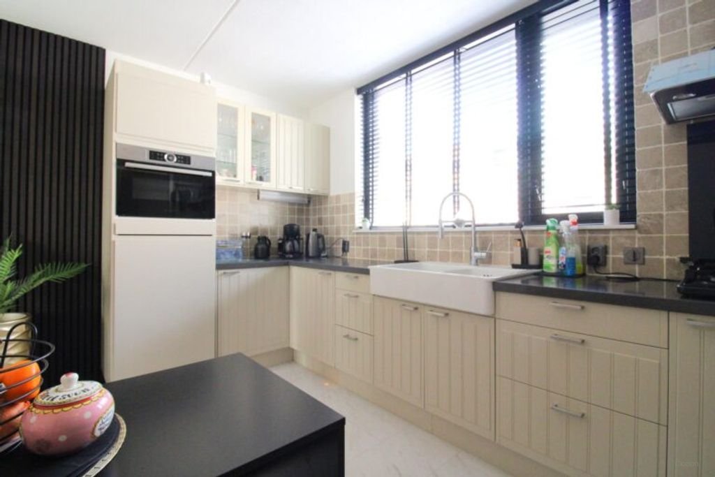 Energy-efficient home with a deep garden - Image 3