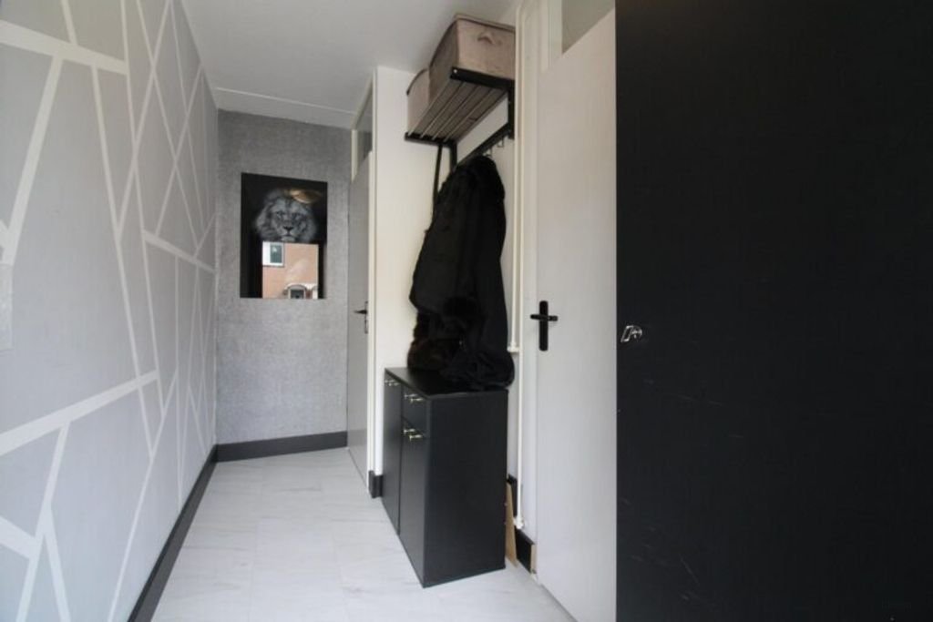 Energy-efficient home with a deep garden - Image 2