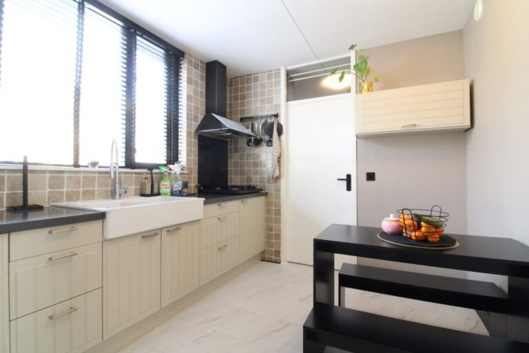 Energy-efficient home with a deep garden - Image 4