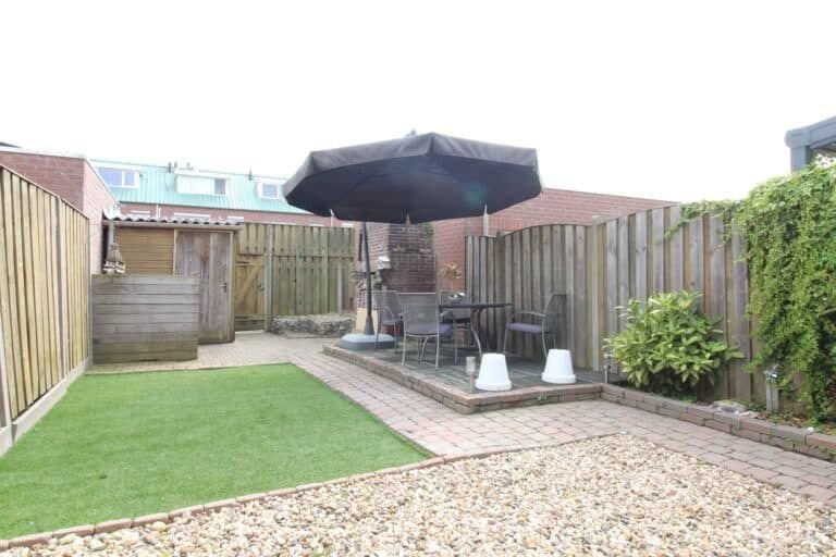 Energy-efficient home with a deep garden - Image 9