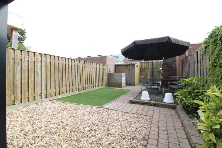 Energy-efficient home with a deep garden - Image 8