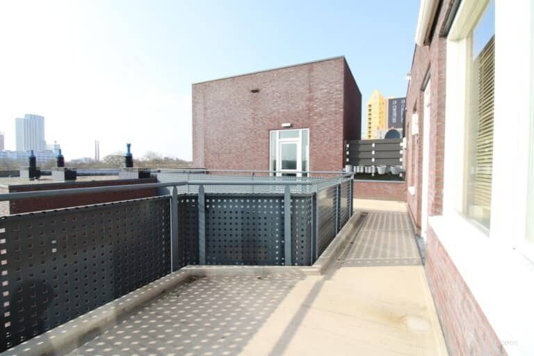 2-bedroom apartment with private parking - Image 4