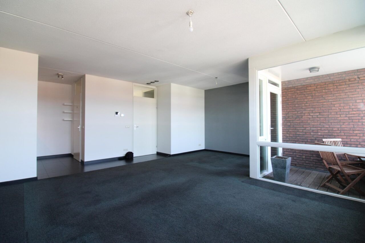 2-bedroom apartment with private parking - Image 6