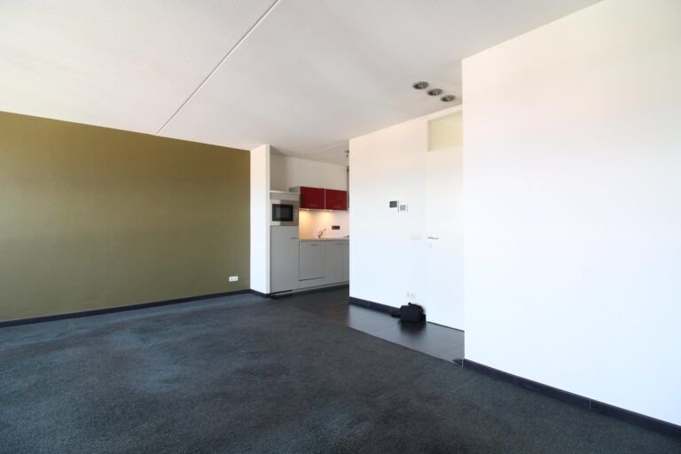 2-bedroom apartment with private parking - Image 8